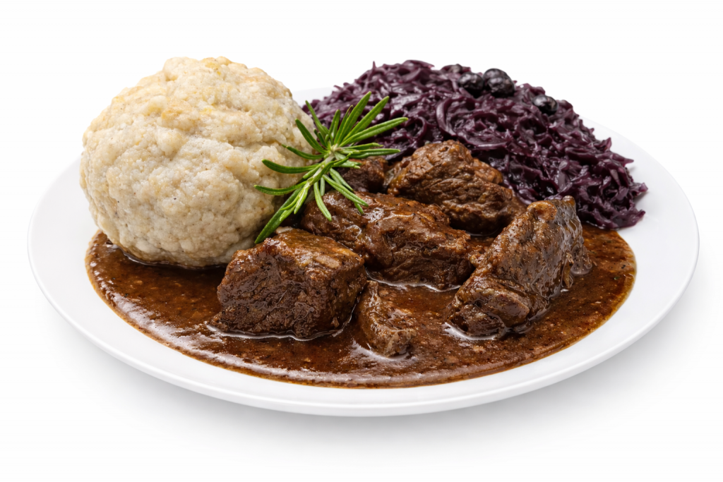 Wildragout mit Rotkraut und Semmelknoedel