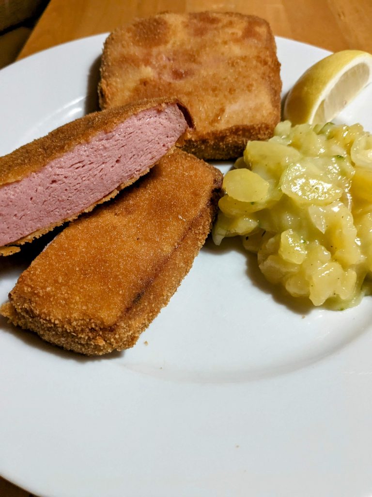 Panierter Leberkäse mit Erdäpfelsalat