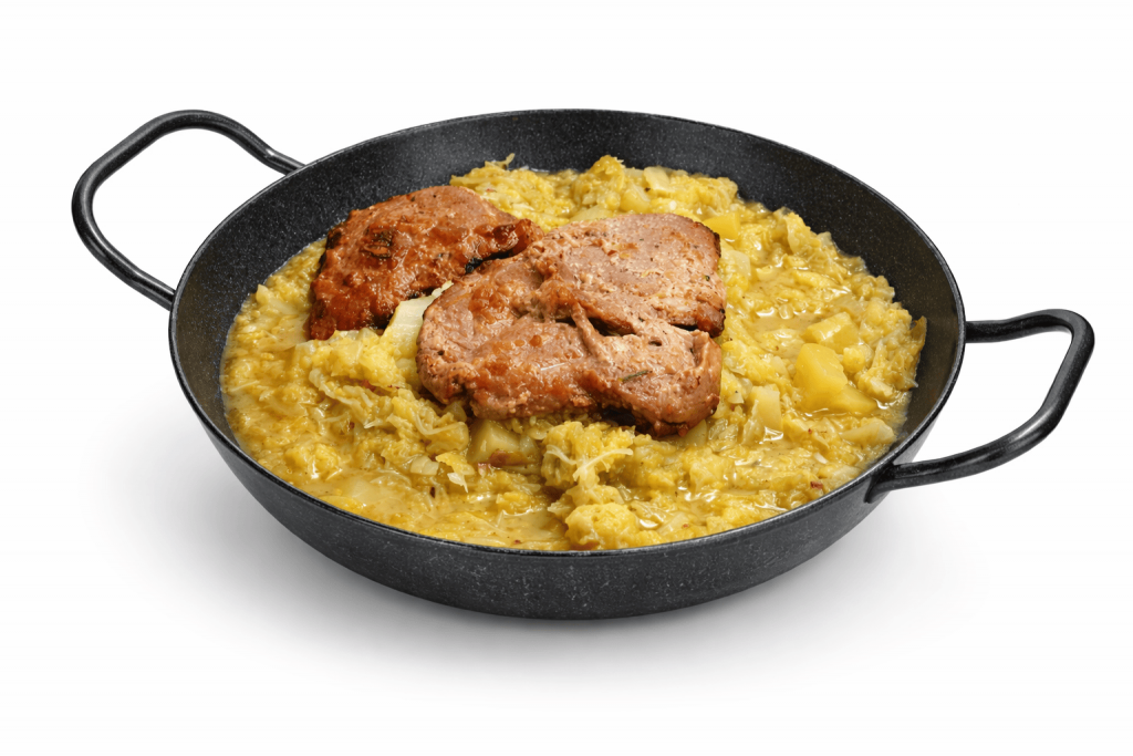 schweinekotelett und kohl in eisenpfanne