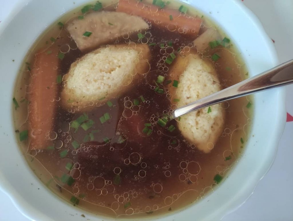 Hühnersuppe mit Grießnockerl und Suppengemüse