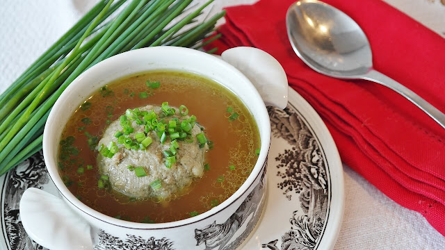 Leberknödelsuppe angerichtet
