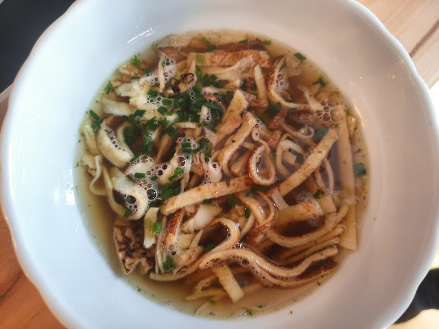 Klassische Frittatensuppe mit fein geschnittenen Frittaten in klarer Rindsuppe