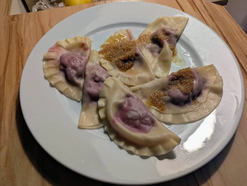 Casunziei all’Ampezzana nach Peter Schmankerl – italienische Teigtaschen mit roter Rüben-Fülle, Butter und Bröseln