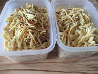 Fein geschnittene Frittaten aus Palatschinken als klassische Suppeneinlage für Frittatensuppe