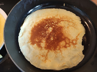 Palatschinke beim Ausbacken in der Pfanne als Grundlage für Frittaten