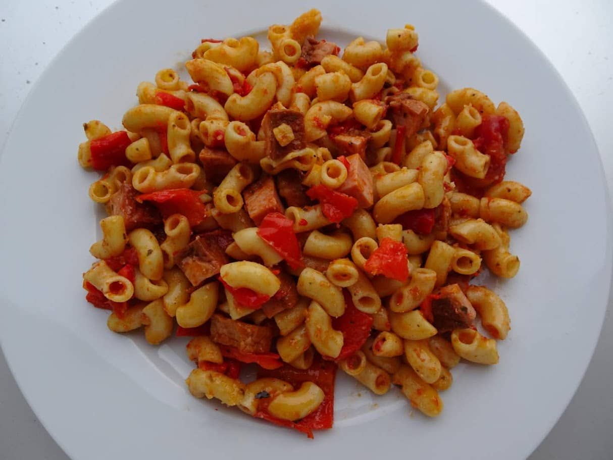 Papanule – Kärntner Nudelgericht mit Paprika, Paradeisern und Leberkäse