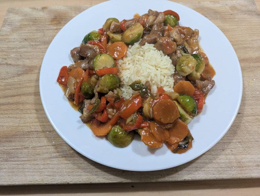 Asiatische Wokpfanne mit Reis