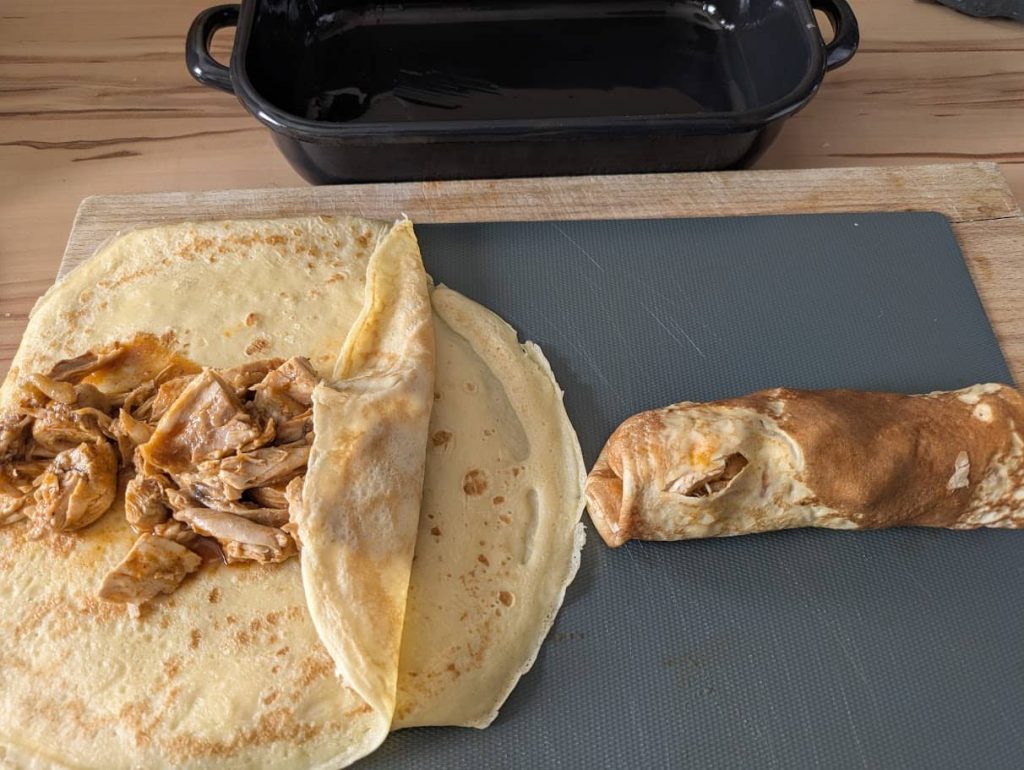 Palatschinken mit Paprikahuhn füllen