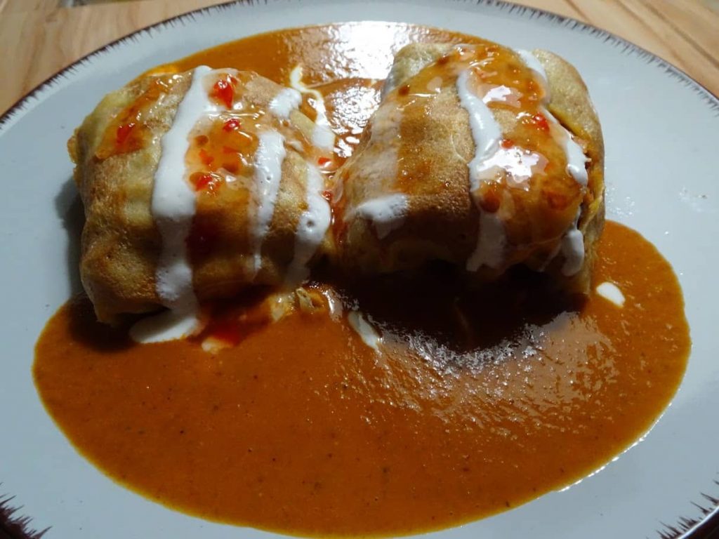 Gefüllte ungarische Palatschinken mit Paprikahuhn und Sauerrahmsauce, ein klassisches Gericht aus der Csarda Küche.