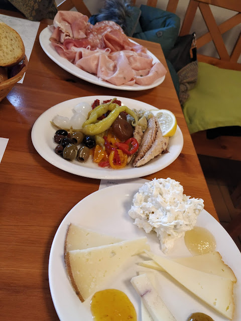 Italienische Jause aus Tarvis mit Prosciutto und Antipasti