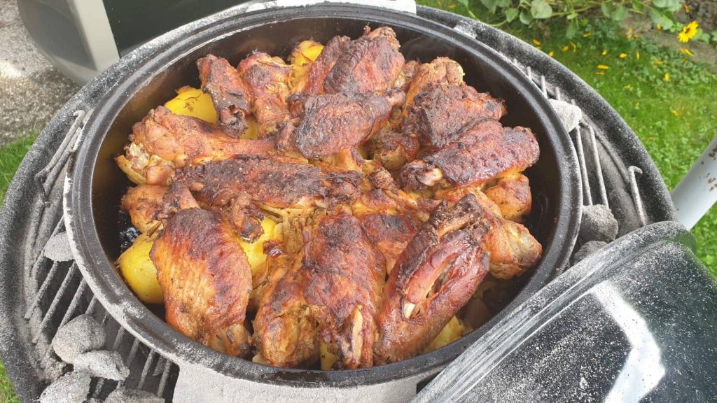 Geschmorte Putenflügel im Backrohr – klassisches Sonntagsglück mit Rotkraut und Petersilerdäpfeln