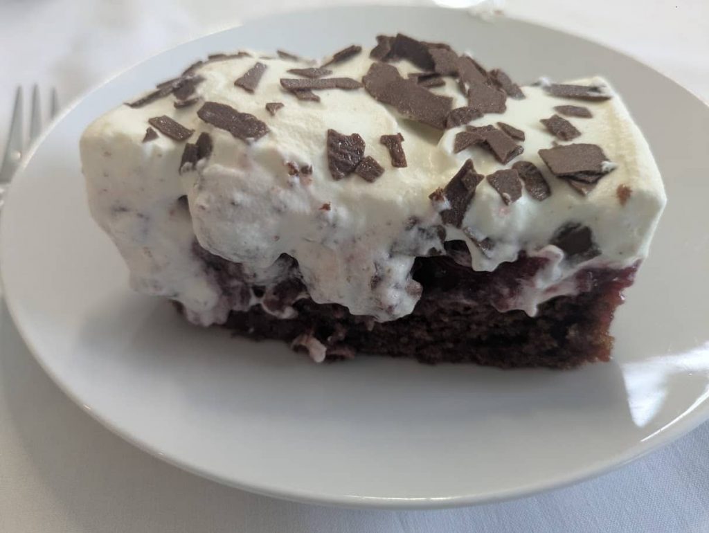 Schwarzwälder auf dem Blech mit Kirschen, Schlagobers und Schokoraspeln auf einem Backblech