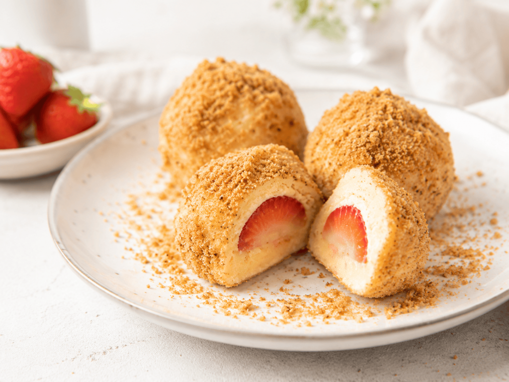 Erdbeerknödel mit Butterbröseln und Staubzucker als süßer österreichischer Klassiker zum Eurovision Song Contest in Wien