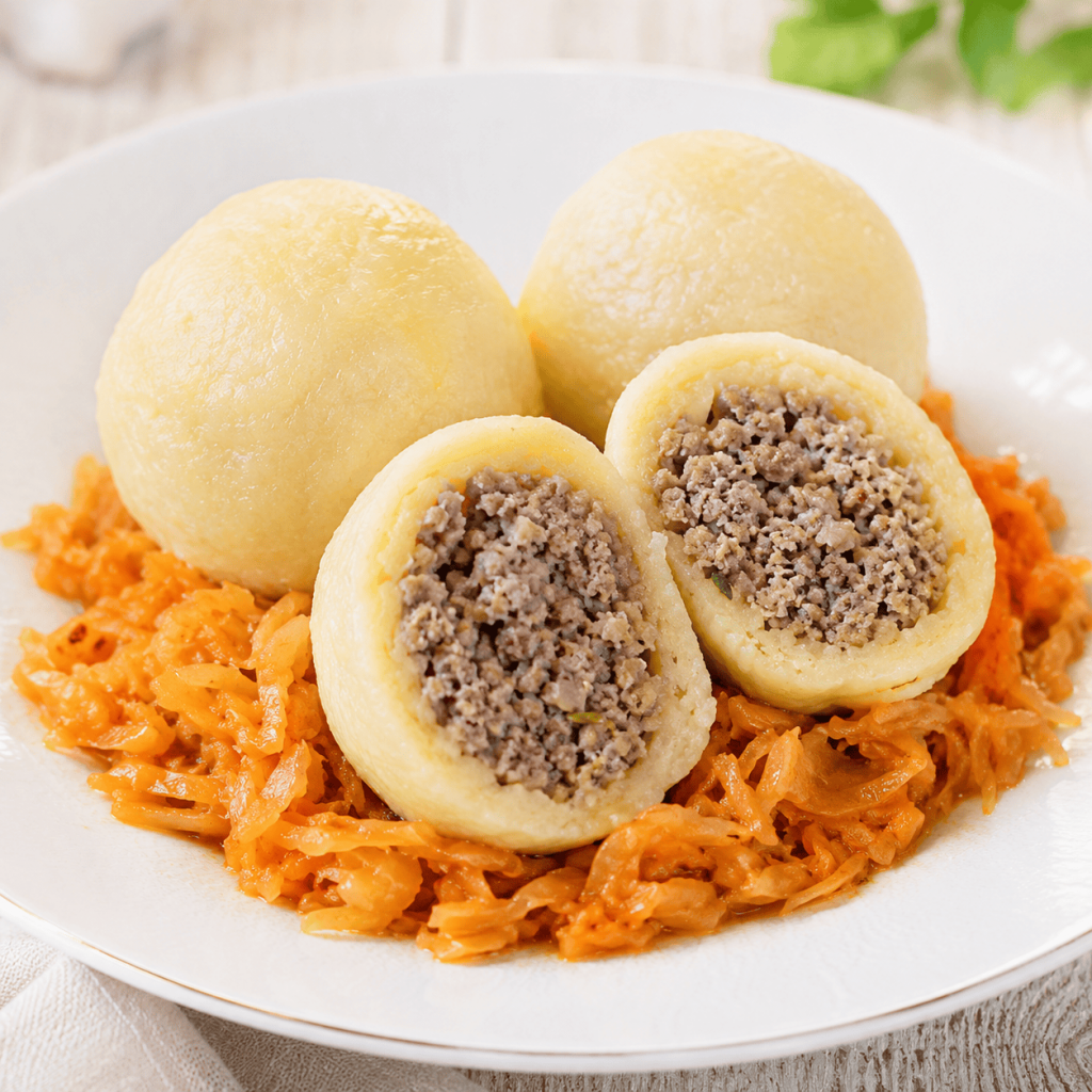 Stelzenknödel mit Paradeiskraut als österreichischer Kantinenklassiker
