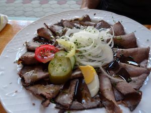 Saures Rindfleisch garniert