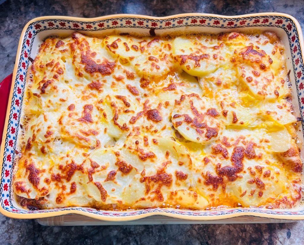 Musaka Rezept mit Erdäpfeln, Fleischsugo und überbackenem Rahmguss