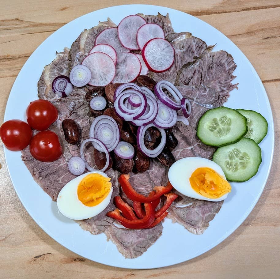 Saures Rindfleisch garniert