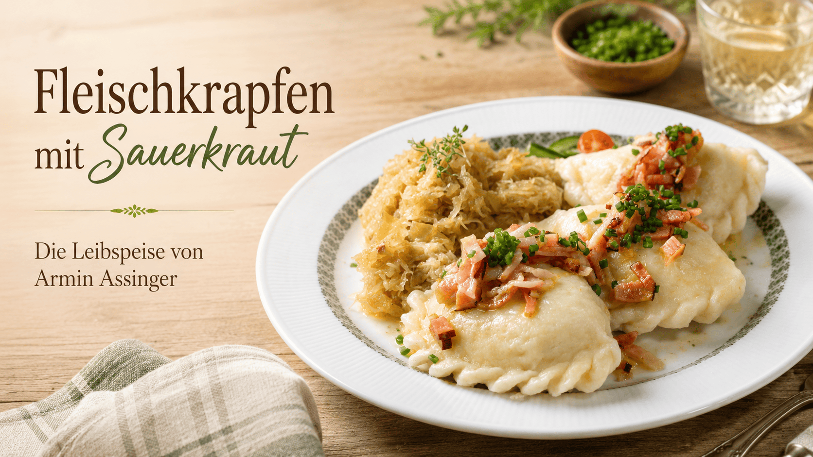 Kärntner Fleischkrapfen mit Sauerkraut, Speck und Schnittlauch auf einem weißen Teller – die Leibspeise von Armin Assinger.