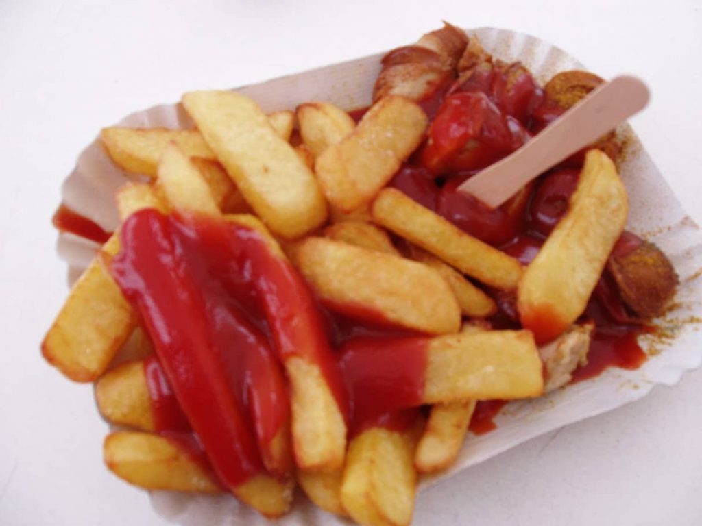 Currywurst mit hausgemachter Currysauce und knusprigen Pommes