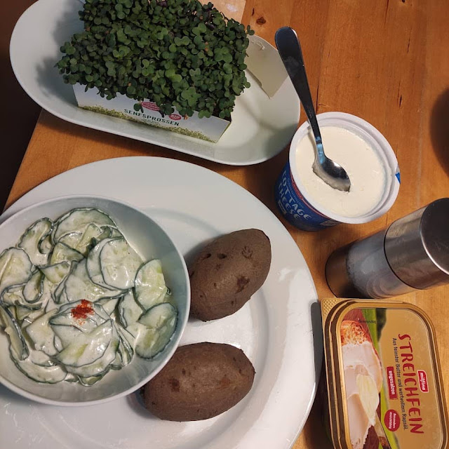 Heurige Erdäpfel mit Butter, Rahmgurken und Hüttenkäse
