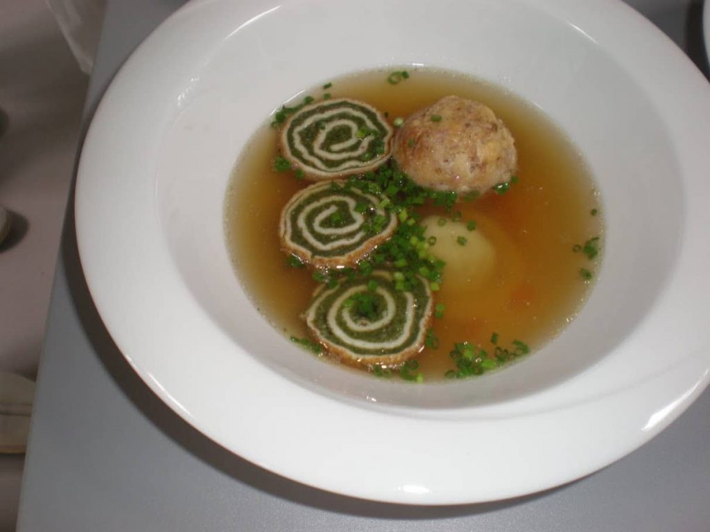 Klare Rindsuppe mit dreierlei Einlagen