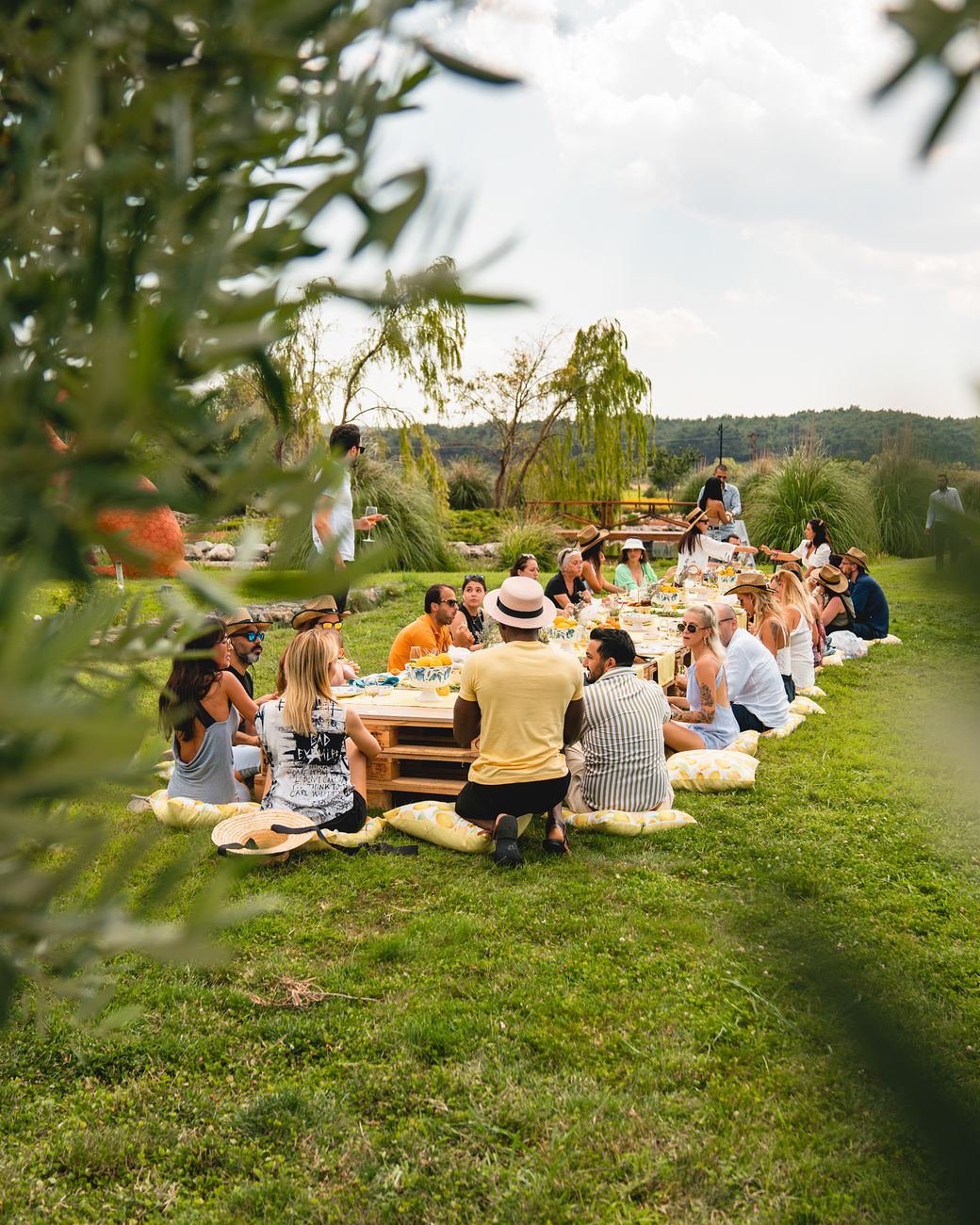 Pizzaparty im Garten mit selbst belegten Pizzen