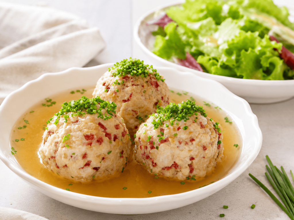 Tirolerknödel mit buntem Salat