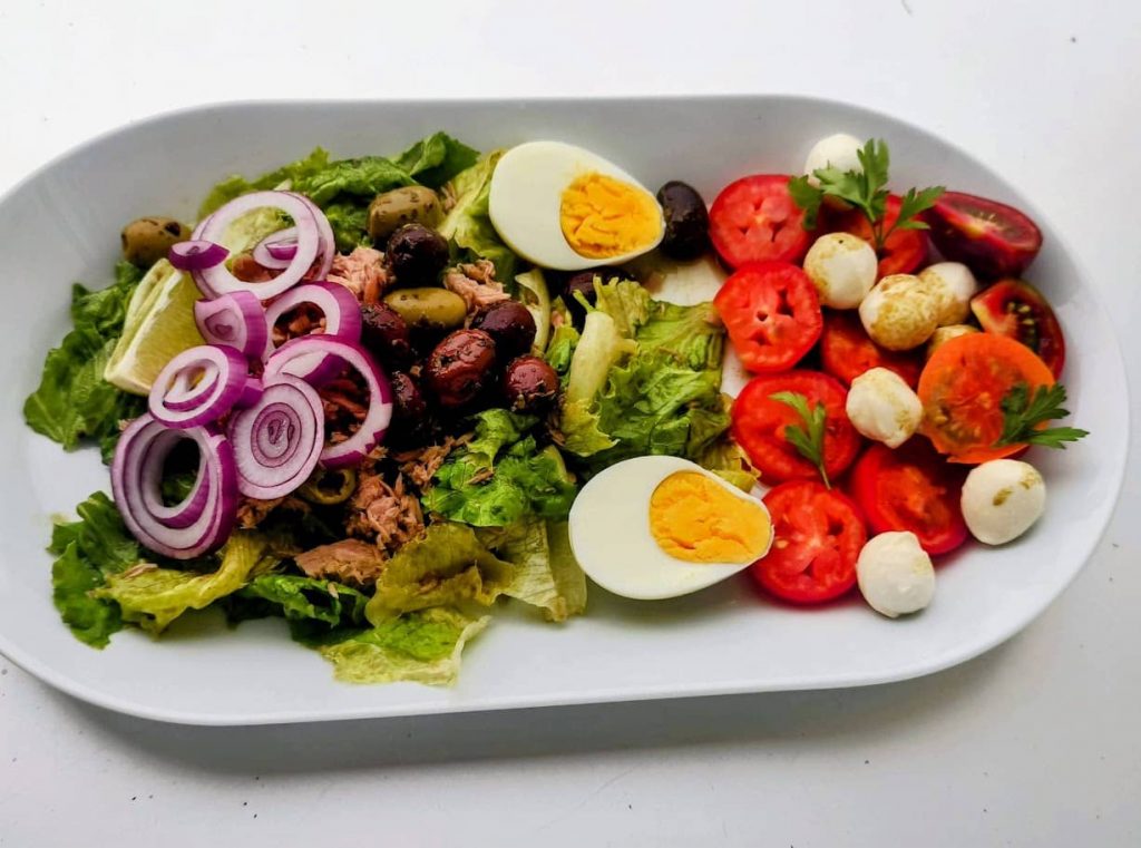 Thunfisch-Salatbowl mit Ei, Oliven, Tomaten und Gurke