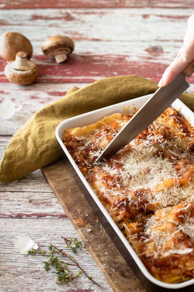 Nudelauflauf mit Bolognese, Mozzarella und frischem Basilikum