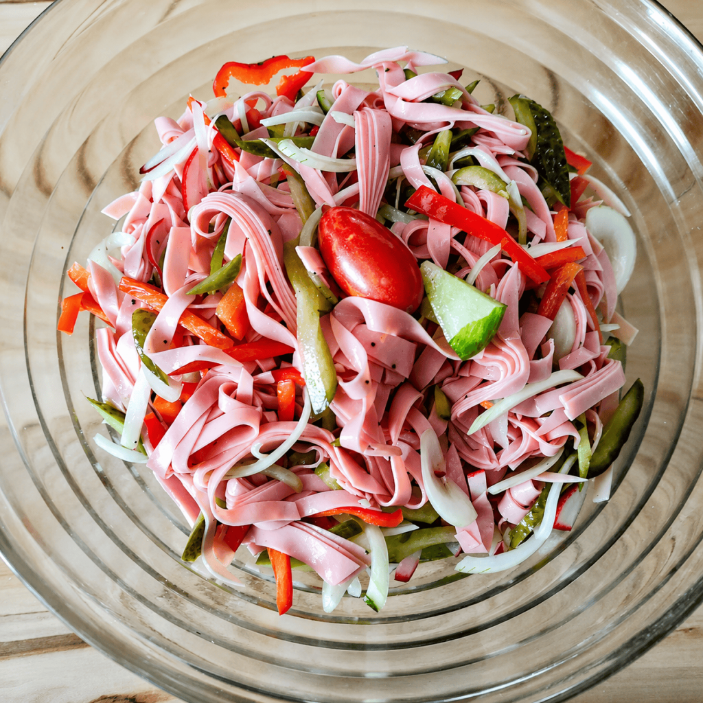 Erfrischender Sommer-Wurstsalat mit Extrawurst, Radieschen, Gurke und Paprika