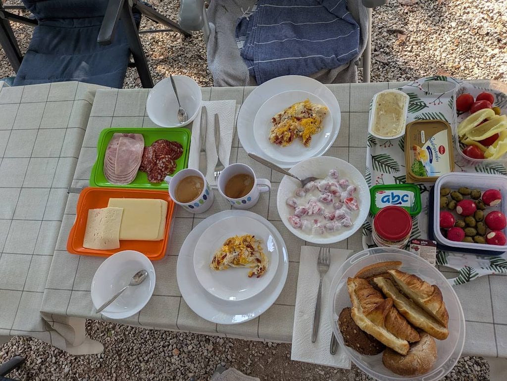 Frühstückstisch am Campingplatz in Valalta