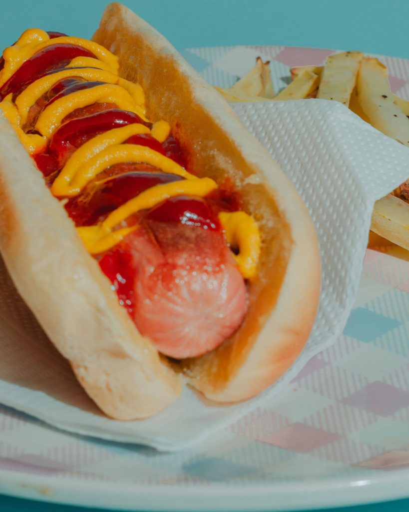 Hot Dog Rezept mit Frankfurter, Ketchup, Senf und Röstzwiebeln