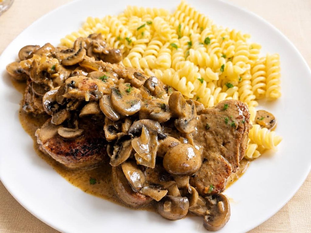 Schnitzel mit Champignonrahmsauce und Nudeln