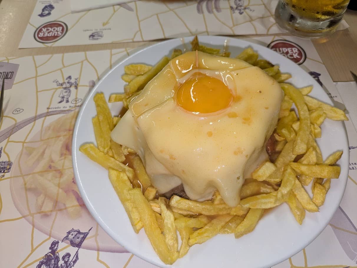 Francesinha mit pommes frites im Cafe Santiago in Porto