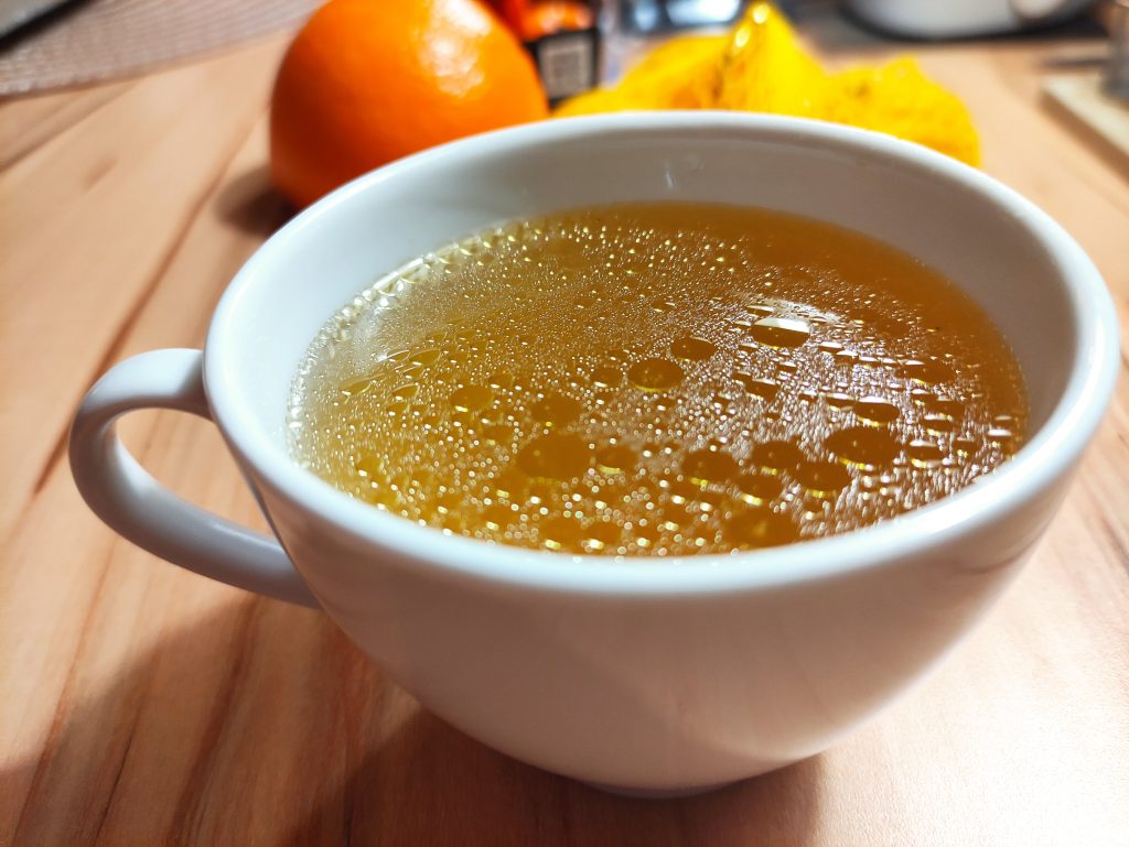 Eine Tasse mit Hühnersuppe