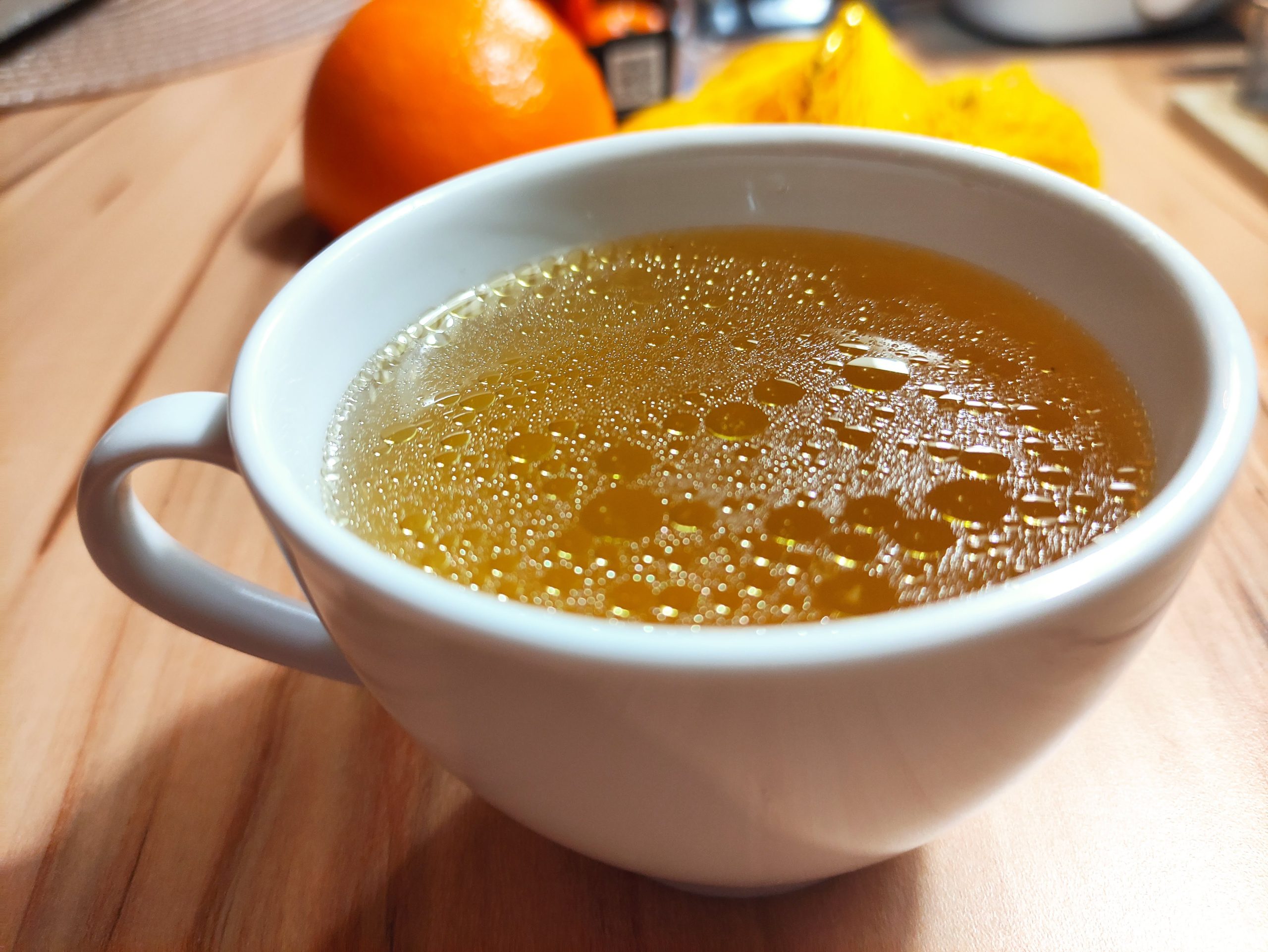 Eine Tasse mit Hühnersuppe