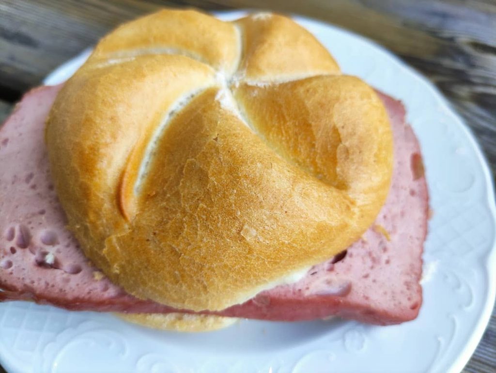 Pferdeleberkäse in einer Semmel