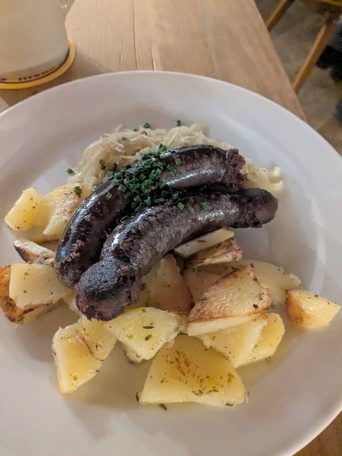 Blutwurst gebraten mit Rösterdäpfel und Kraut