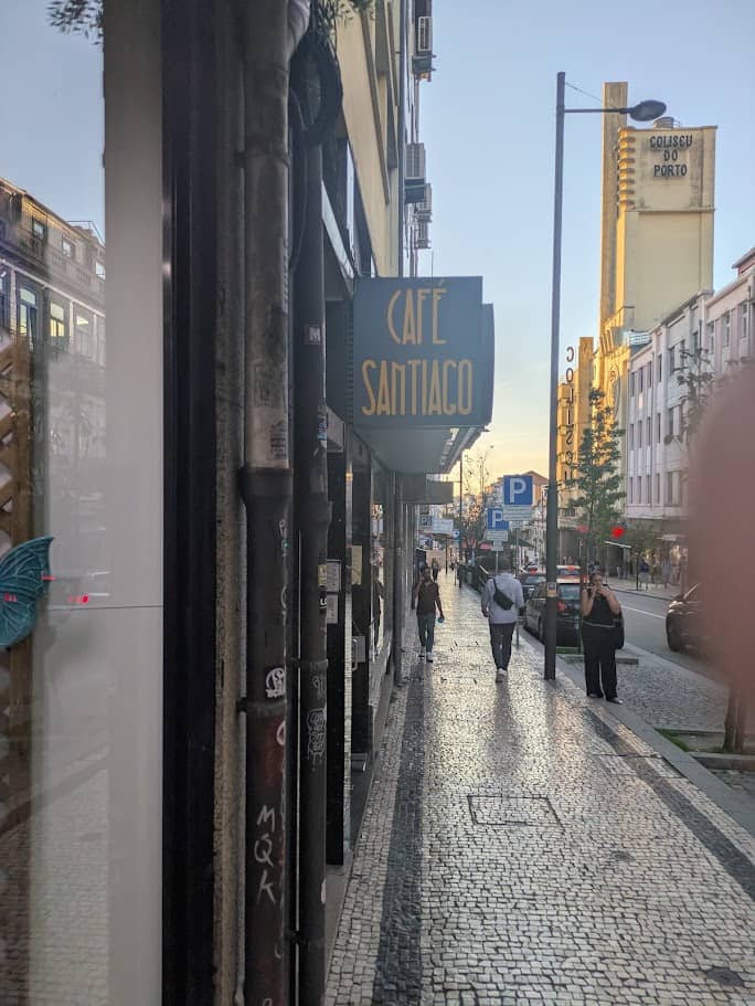 Eingang des Café Santiago in Porto