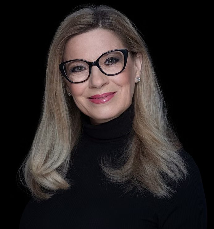 Porträt von Christa Kummer mit schwarzer Brille