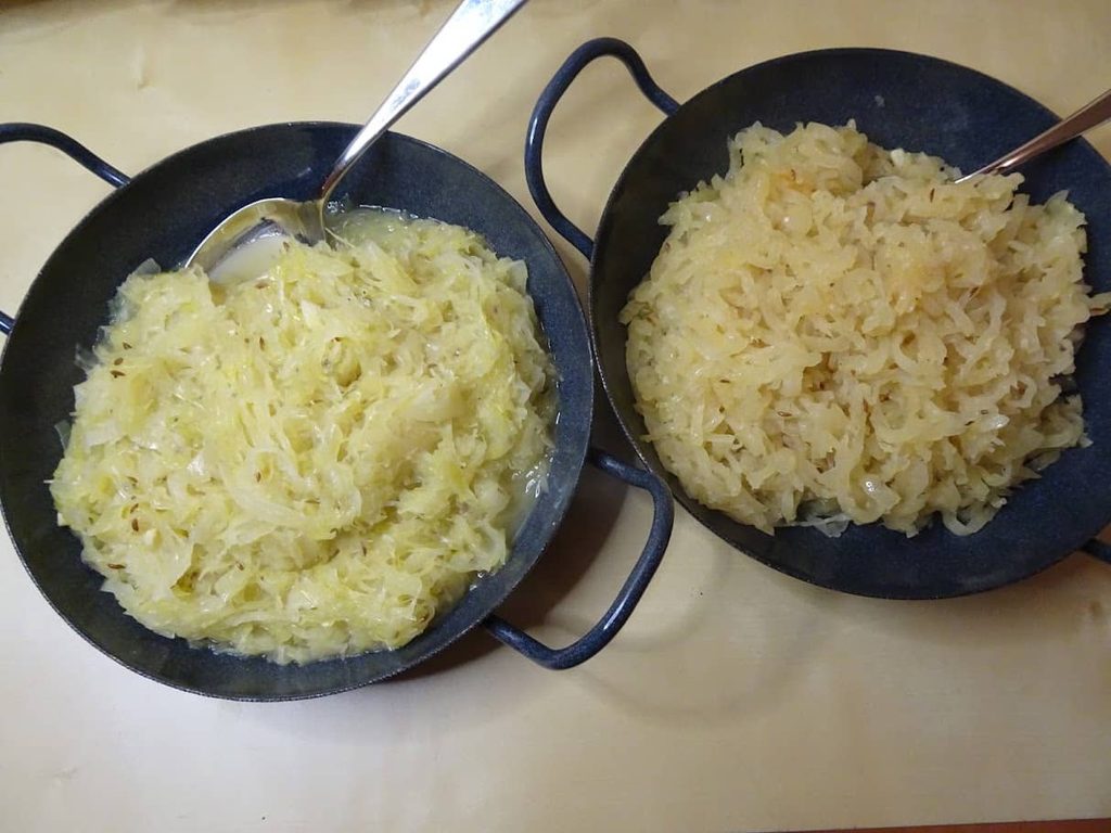 Saure Rüben oder Sauerkraut als Beilage zur Kärntner Blutwurst