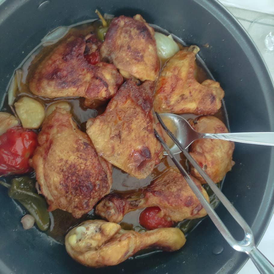 Limonenhuhn mit buntem Ofengemüse, Oliven und Feta auf einem Backblech